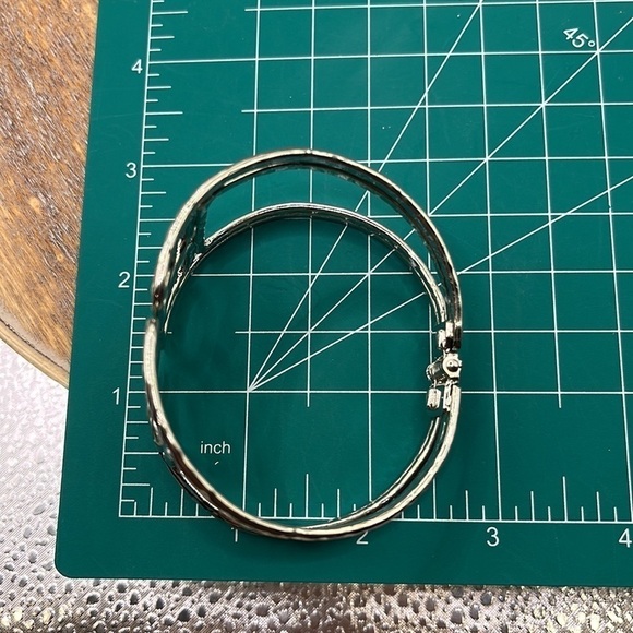 Wide Silver Tone Hammered Swirl Cuff Clamper Bracelet Statement ❤️ - Picture 10 of 10